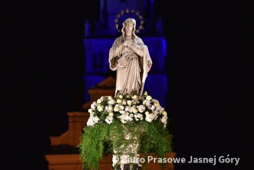 Uroczystość Niepokalanego Poczęcia NMP na Jasnej Górze. Arcybiskup Wacław Depo wziął udział w "Hołdzie z kwiatów"