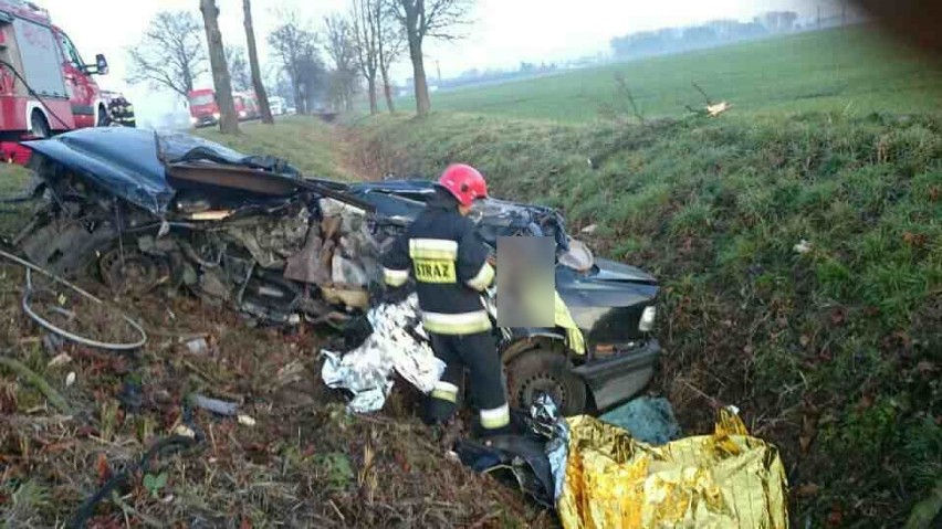 Wypadek za Królewem. Trzy osoby nie żyją. Czwarta trafiła do szpitala