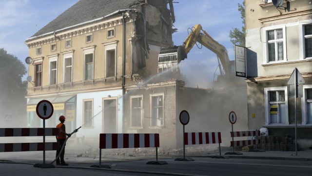 W środę (29 sierpnia) z krajobrazu Zielonej Góry zniknęła kamienica przy ul. Dąbrowskiego 24. Wyburzenie budynku związane było z budową w tym miejscu trasy aglomeracyjnej. Zdjęcia oraz film z rozbiórki dostaliśmy od naszego Czytelnika Armi Artomi.



Zobacz też: Program Winobrania! Kto wystąpi w Zielonej Górze?

