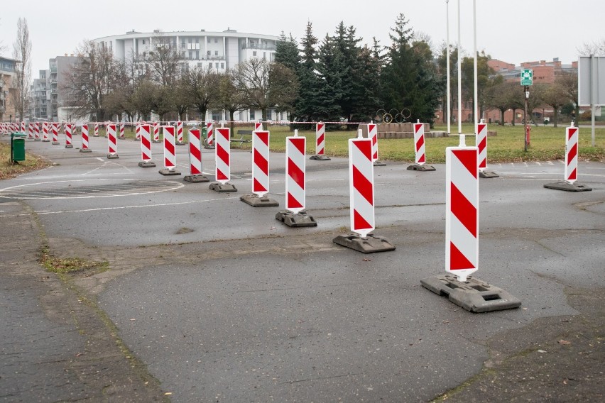 Jest zlokalizowany na utwardzonym terenie przy Arenie....