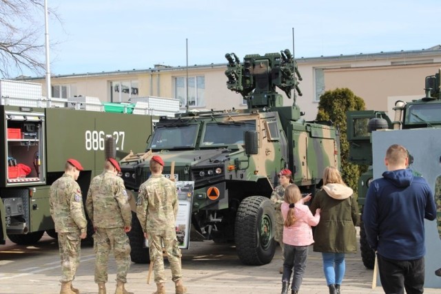 Podczas Targów Służby i Pracy na terenie Zakładu Doskonalenia Zawodowego w Radomiu można było zobaczyć między innymi wojskowe pojazdy bojowe.