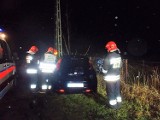 Wypadek w Zalesiu koło Złotowa. Pojazd uderzył w przydrożny słup energetyczny