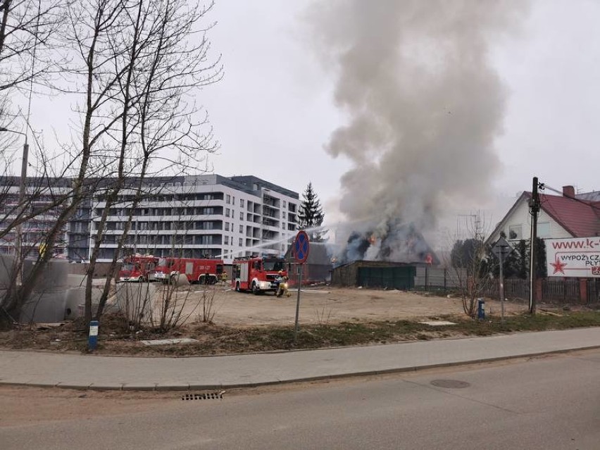 Kolejny tajemniczy pożar na osiedlu Bema w Białymstoku. Doszczętnie spłonął tam drewniany dom [ZDJĘCIA]