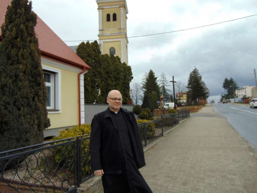 Proboszcz parafii pw. NMP Wspomożycielki Wiernych w Szamocinie ks. Krzysztof Madecki