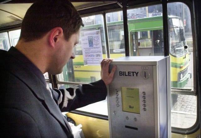 Pasażerowie chwalą sobie możliwość zakupu biletów w automatach w ...