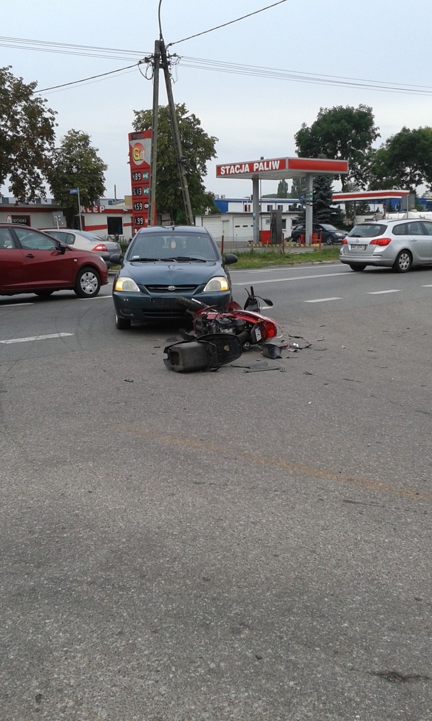 Motorowerzysta trafił do szpitala po zderzeniu z osobówką