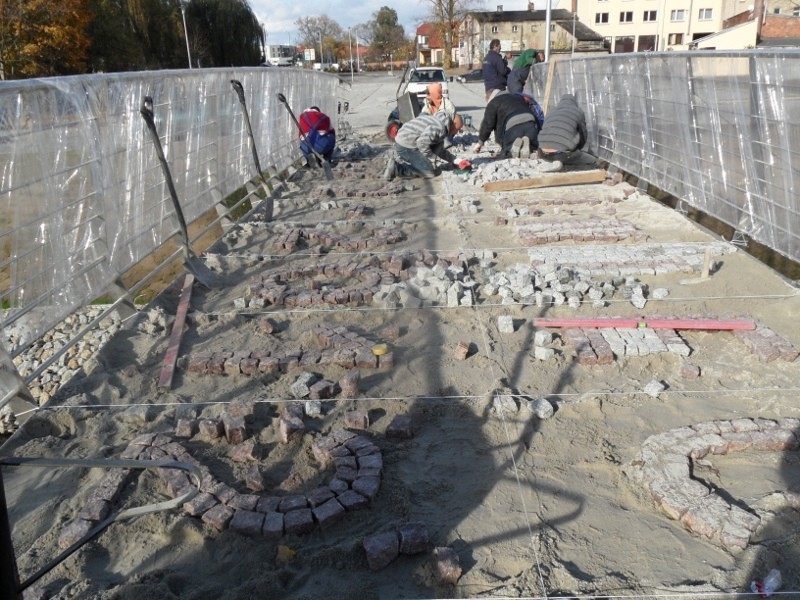 [FOTO]: Nowo powstały most nad Lublinicą opatrzono wykładanym kamieniem napisem