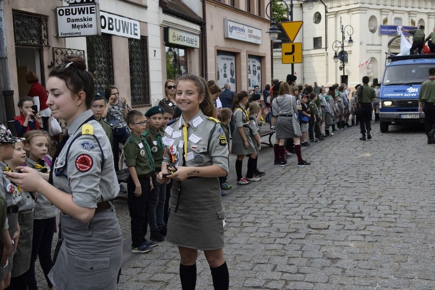 W 2018 roku flagę o długości 200 m uszyła Maria Adrian,...