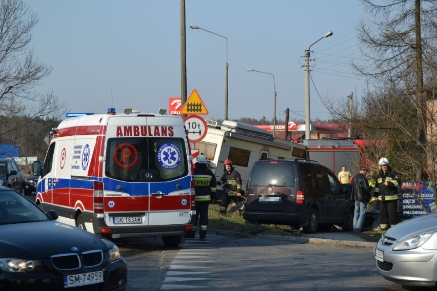 Kolizja w Lędzinach: W Hołdunowie zderzyła się osobówka z camperem