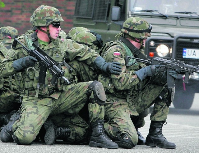 W Legnicy szkolą się przyszli strażacy, policjanci oraz komandosi