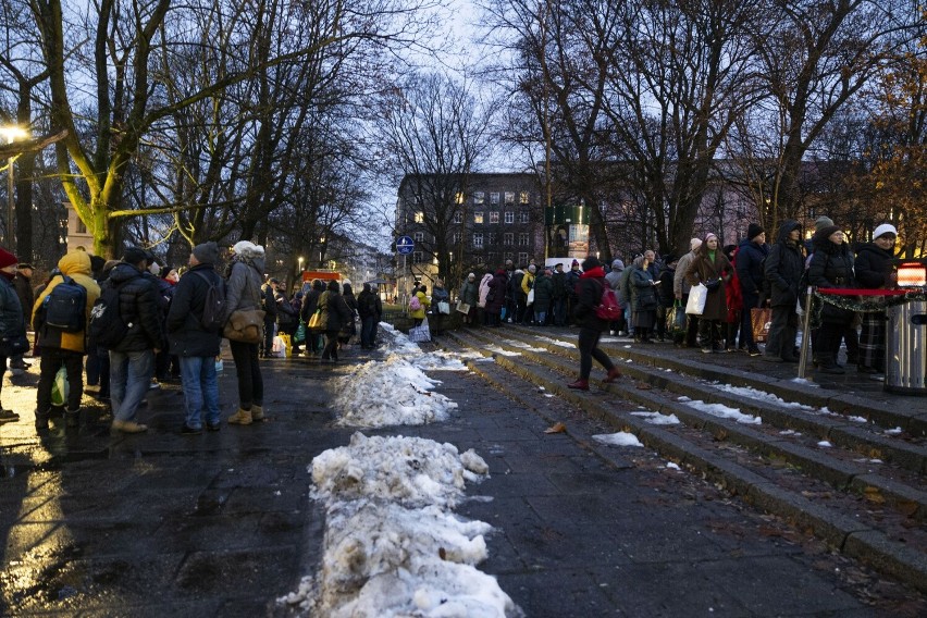 Przedświąteczny karp dla Krakowa na placu Inwalidów. 13 grudnia mieszkańcy stanęli w kolejkach po darmowy poczęstunek 
