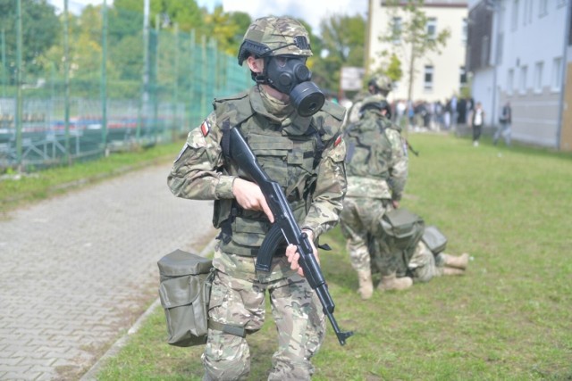 Poza typowymi lekcjami uczniowie I Liceum Ogólnokształcącego CN- B im. Polskich Spadochroniarzy w Radomiu trenują musztrę i inne elementy sztuki wojskowej.