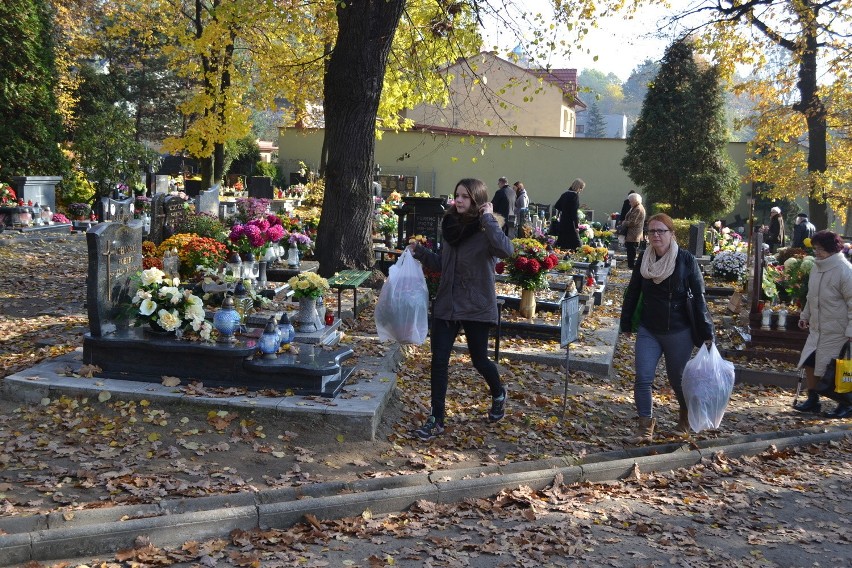 Wszystkich Świętych w Rybniku: mieszkańcy odwiedzają groby