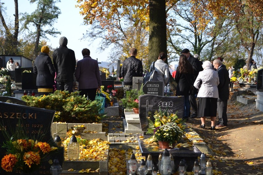 Wszystkich Świętych w Rybniku: mieszkańcy odwiedzają groby