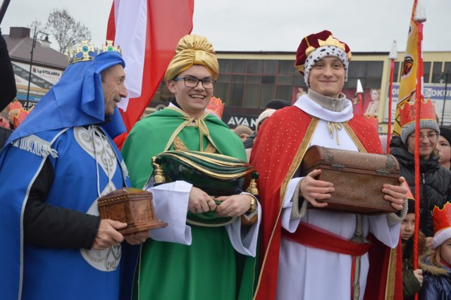 Orszaki Trzech Króli przybyły z trzech parafii w Końskich. Tak wyglądało świętowanie na Rynku, zobaczcie zdjęcia >>>