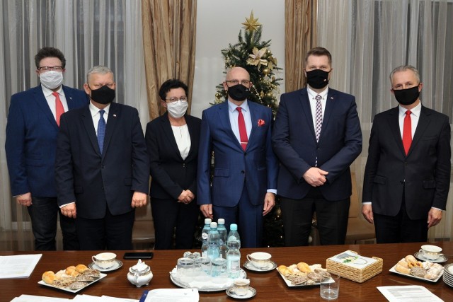 Minister Edukacji i Nauki Przemysław Czarnek (drugi z prawej) w towarzystwie rektora Sławomira Bukowskiego (trzeci z prawej), prorektor Elżbiety Sałaty, przedstawicieli resortu i szefa lokalnych struktur Prawa i Sprawiedliwości Marka Suskiego.