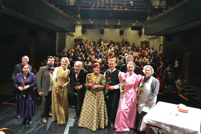 Aktorzy teatru działającego przy sądeckim Sokole podczas premiery spektaklu "Bolek i żabusia" inicjującego obchody 100 - lecia działalności artystycznej.