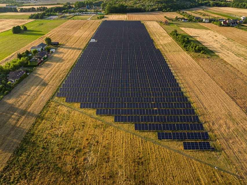 Farma solarna w miejscowości Żuki