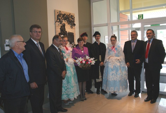 Krystyna Szumilas, minister edukacji narodowej w Gimnazjum spotkała się z uczniami, którzy ubrali się w stroje mieszczan żywieckich, nauczycielami i władzami miasta.