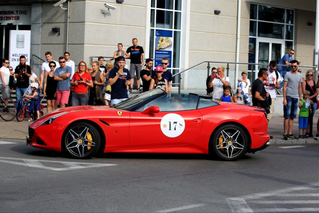 Kawalkada 34 Aut Marki Ferrari Przejechała Przez Sopot