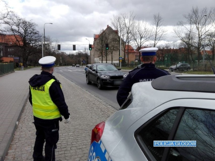 Kontrole policji na ulicach w czasie epidemii