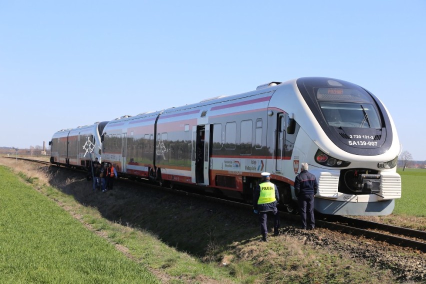 Zderzenie osobówki z szynobusem na przejeździe kolejowym w Tłokach k. Wolsztyna