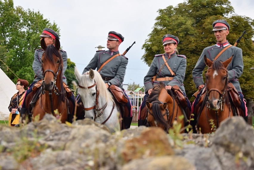 Piknik historyczny Wiktoria 1920 w Wieluniu. Pokazy grup rekonstrukcyjnych i występ orkiestry z Dzietrzkowic ZDJĘCIA, WIDEO