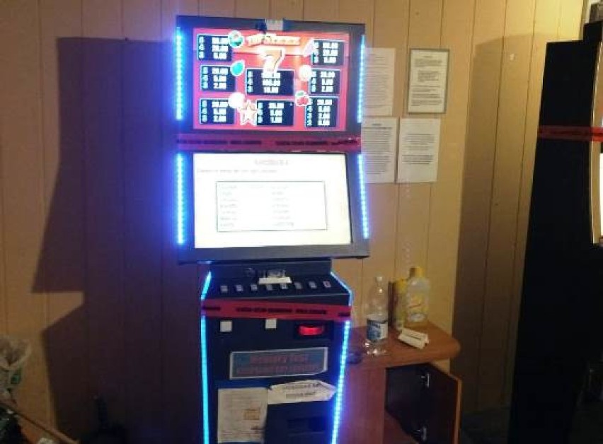 Limanowa. Policja zarekwirowała nielegalne automaty do gier hazardowych. Jeden z graczy miał przy sobie narkotyki