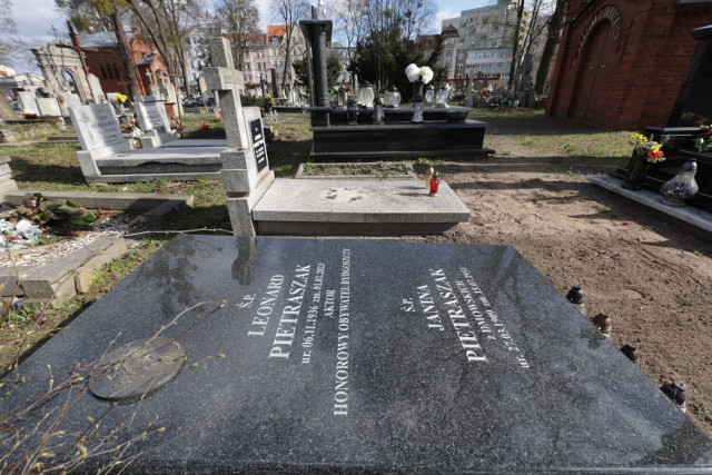 Nagrobek wybitnego Aktora stanął na bydgoskim Cmentarzu Starofarnym w Międzynarodowym Dniu Teatru i rocznicę urodzin ukochanej Mamy