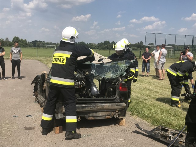 Strażacy z OSP Korycin pocięli samochód. Wszystko w ramach projektu, dzięki któremu będą mieli nową remizę i dwa wozy bojowe