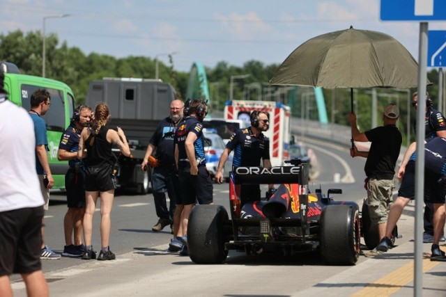 Bolid Formuły 1 na Alei Wielkiej Wyspy. Droga stała się scenerią dla filmu realizowanego przez Red Bulla!