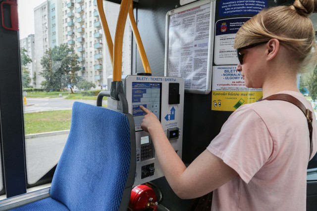 Pani Magda ma problem z kupnem biletu, kiedy nie ma karty