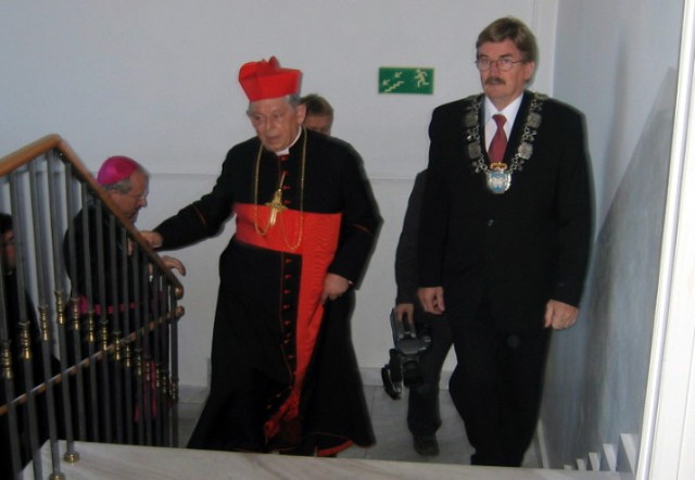 Prymas Józef Glemp z burmistrzem Ryszardem Budzałkiem podczas nadania duchownemu tytułu honorowego obywatela Łowicza