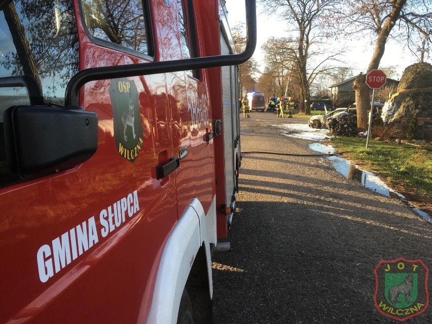 Auta spaliły się po wypadku. Makabryczne zderzenie na skrzyżowaniu. Ucierpiały dwie osoby [FOTO]