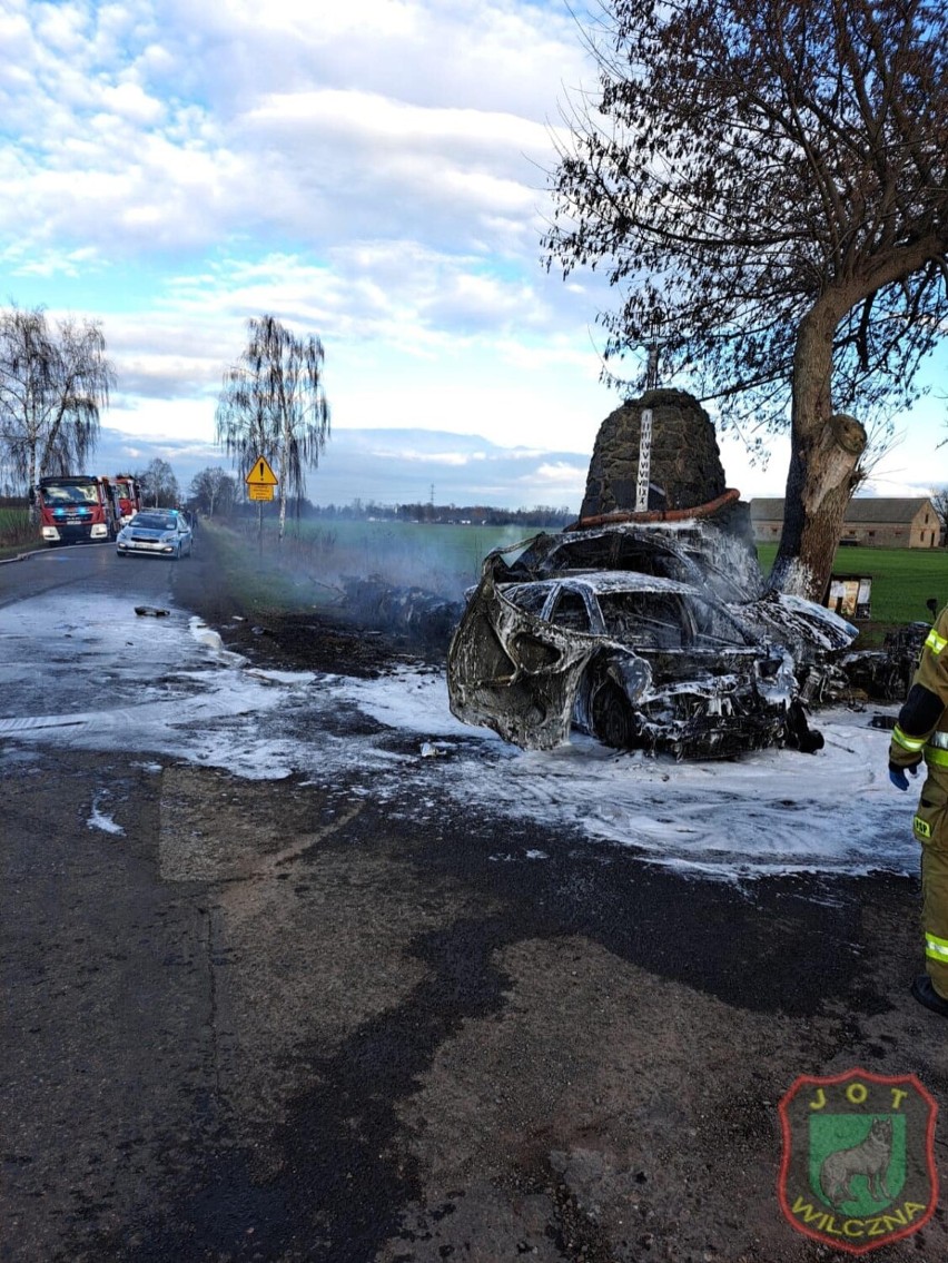 Auta spaliły się po wypadku. Makabryczne zderzenie na skrzyżowaniu. Ucierpiały dwie osoby [FOTO]