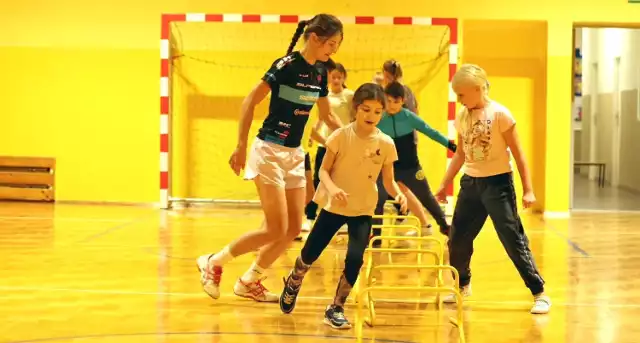 W sali sportowej w Graboszycach rozpoczął się cykl zajęć dla dzieci i młodzieży "Trenuj z Gabrielą"