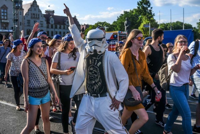 W czwartek w Poznaniu rozpoczęły się juwenalia - zobaczcie zdjęcia kolorowego pochodu studentów w zwariowanych przebraniach ---->