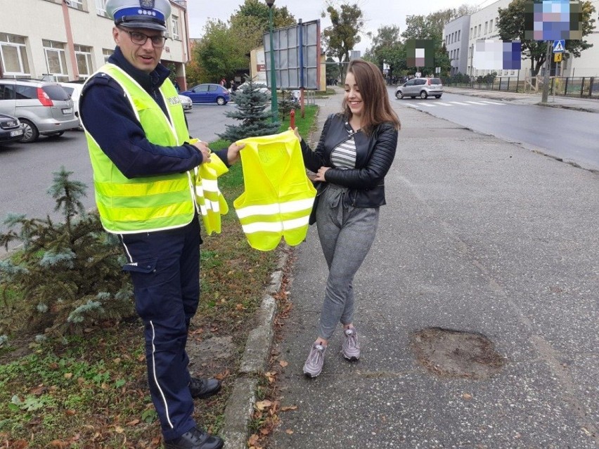 Policyjne działania NURD w powiecie aleksandrowskim. Piesi i rowerzyści otrzymali kamizelki odblaskowe [zdjęcia]