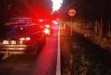 Śmiertelny wypadek na DK25 w pobliżu Ostrowiny. Motocykl zderzył się z samochodem. Zginął kierowca jednośladu 