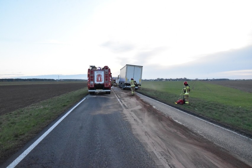 Wypadek na trasie Śrem-Jerka (DW432). Doszło do wycieku...