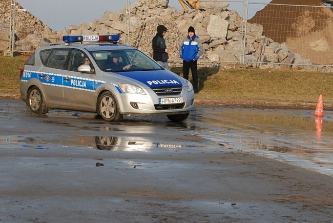 Rajdowcy i instruktorzy jazdy uczyli policjantów jazdy w trudnych warunkach