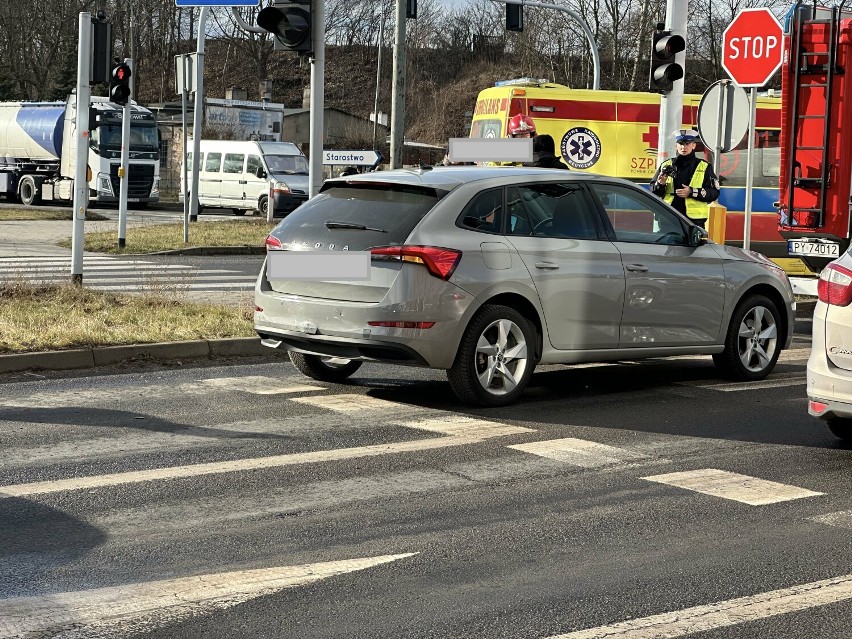 Zderzenie dwóch aut na skrzyżowaniu na ulicy Łaskiego w Gnieźnie