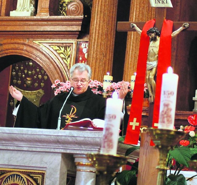 Mieszkańcy Piekar Śląskich od soboty czczą pamięć tragicznie zmarłych. Msza święta w intencji 96 ofiar katastrofy lotniczej pod Smoleńskiem, w której zginęła m.in. prezydencka para odbyła się we wtorek w piekarskiej Bazylice.