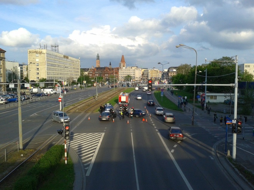 Wrocław: Wypadek przy pl. Jana Pawła II. Zderzyły się dwa auta (FOTO)
