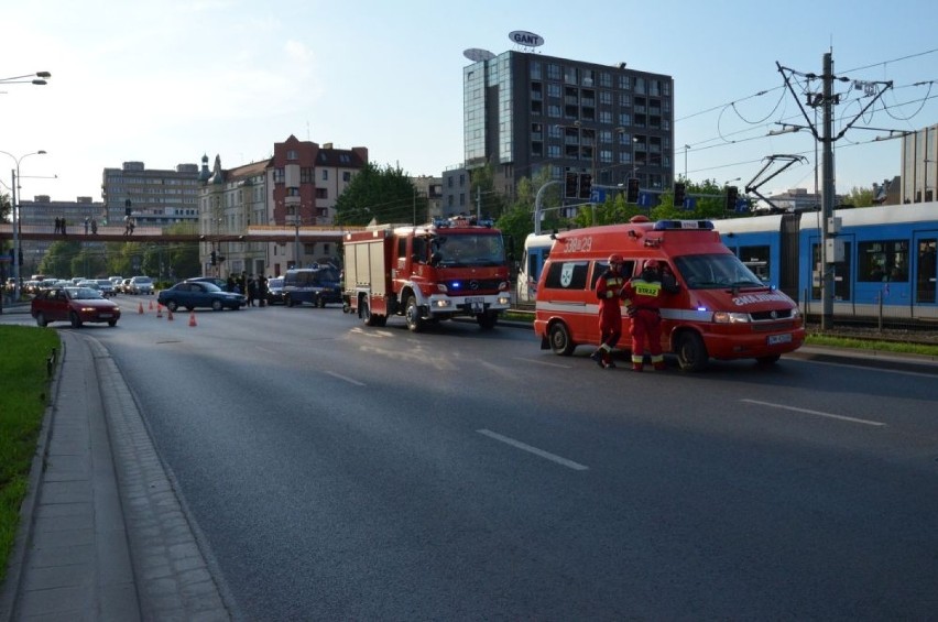 Wrocław: Wypadek przy pl. Jana Pawła II. Zderzyły się dwa auta (FOTO)
