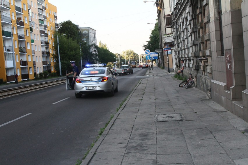 Wypadek na Pabianickiej w Łodzi. Dziecko na rowerku wjechało pod samochód [ZDJĘCIA]