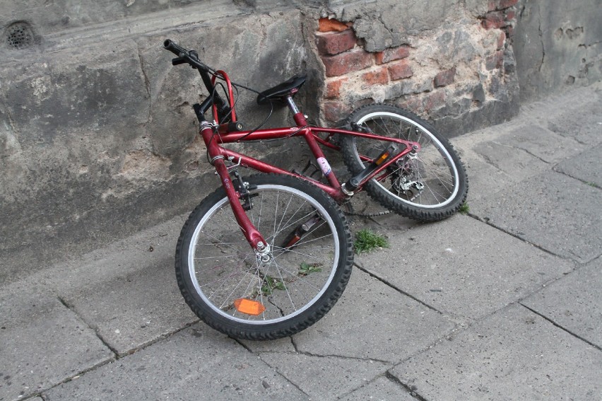 Wypadek na Pabianickiej w Łodzi. Dziecko na rowerku wjechało pod samochód [ZDJĘCIA]