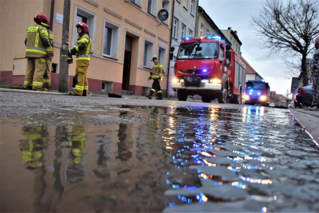 Strażacy wypompowywali tu wodę kilka razy - Sławno ul. Matejki. Później problemem zajęli się pracownicy WiK
