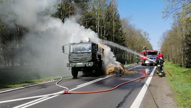 Pożar samochodu ze słomą na DK 94