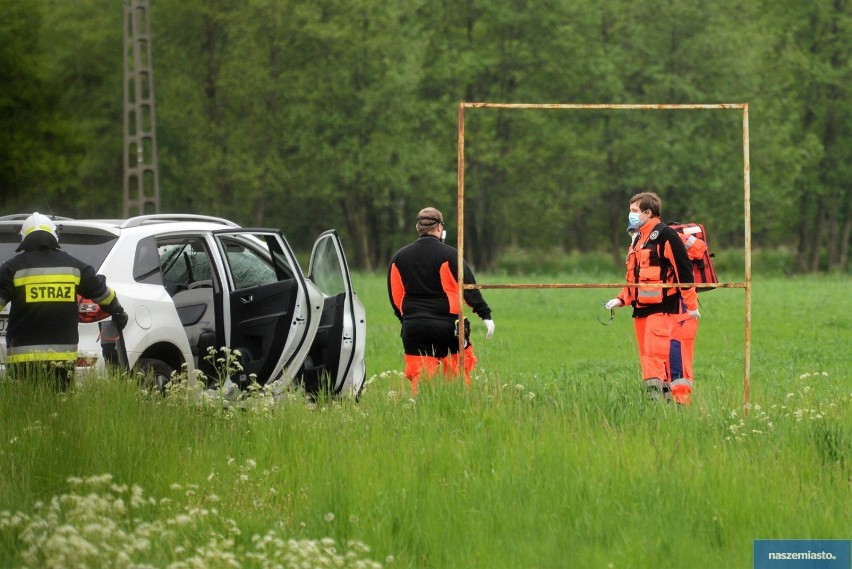 Tragiczny wypadek pod Włocławkiem. Czołowe zderzenie samochodu Renault Koleos z cysterną [zdjęcia]